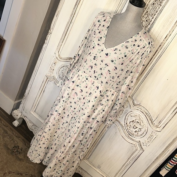 Chic Floral V-Neck Maxi Dress - Picture 3 of 16